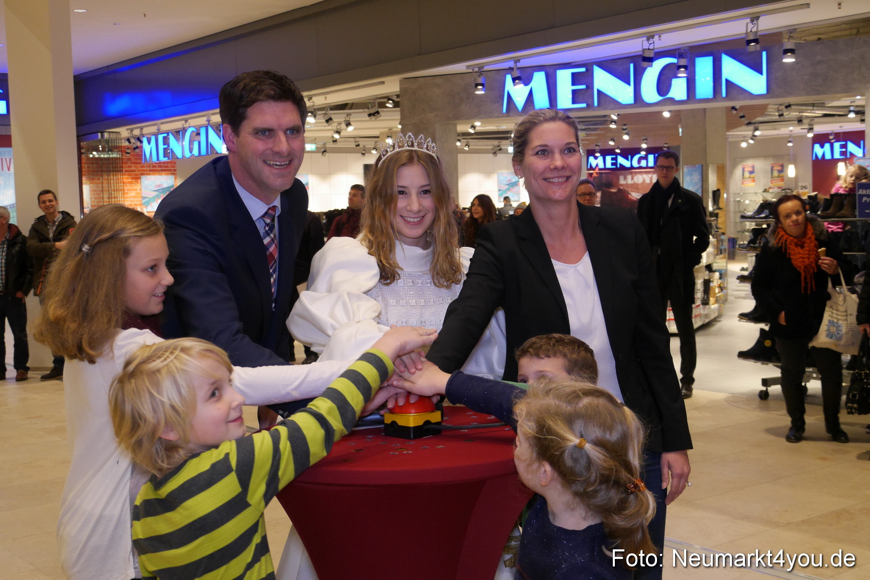 NeuerMarkt Weihnachtsbeleuchtung 271115 0001